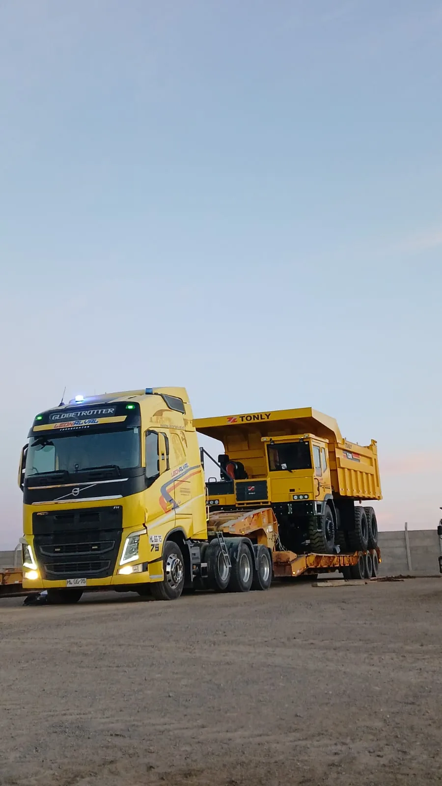 Transporte de camión minero sobre cama baja
