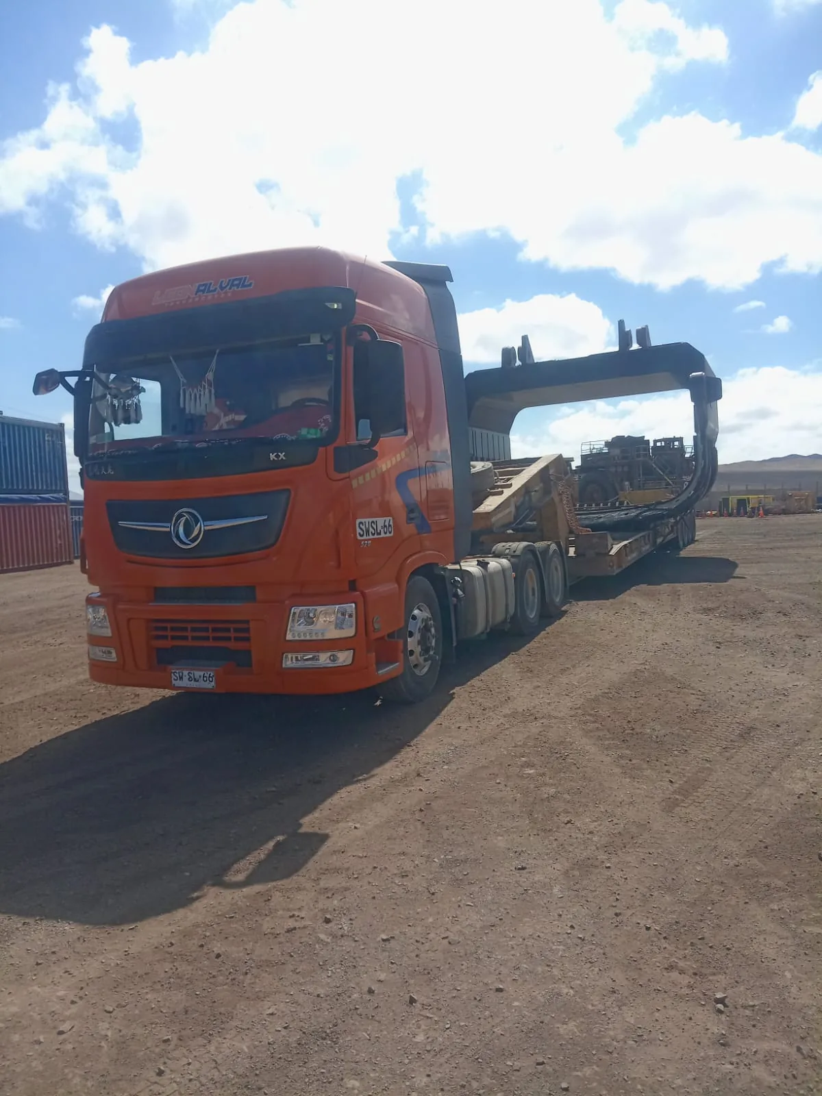 Cama baja transportando equipo con orugas
