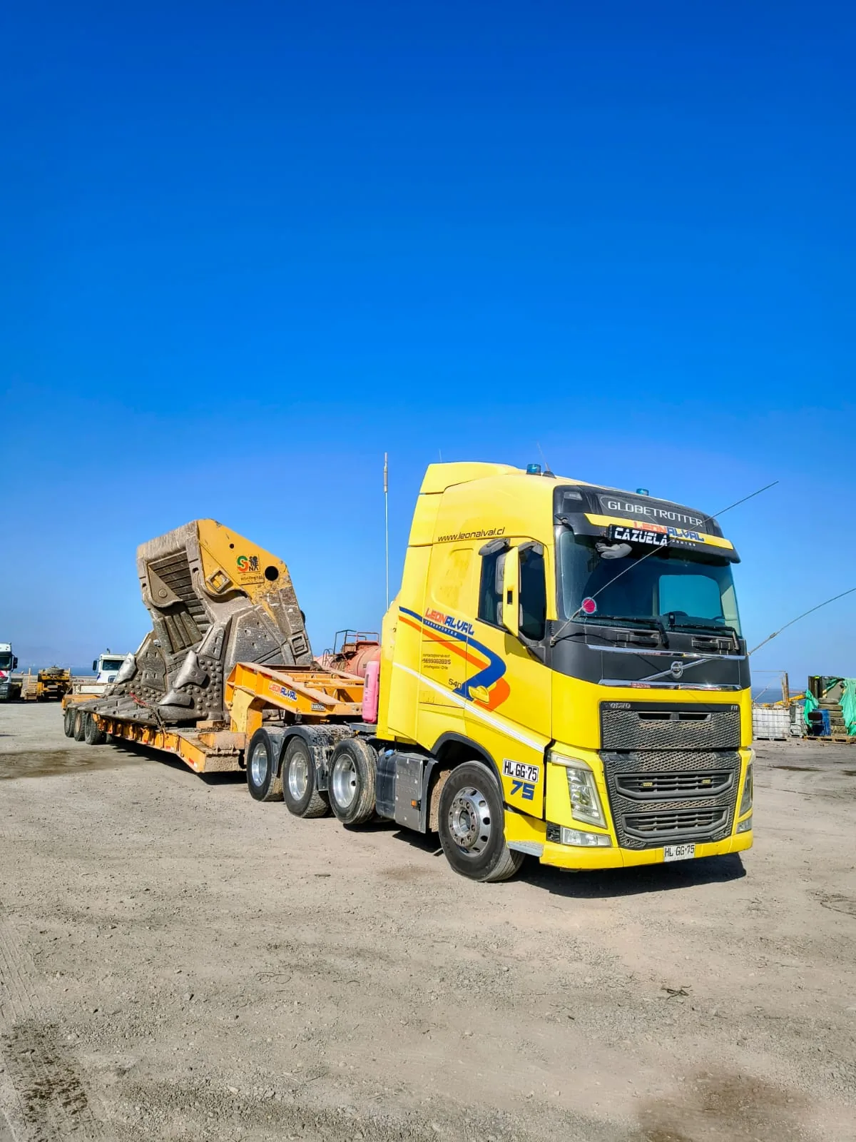 Cama baja transportando pieza sobredimensionada minera