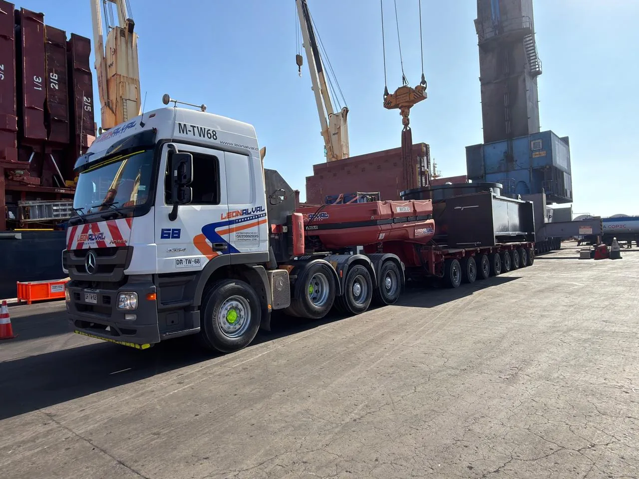 Equipo modular en operación portuaria con carga de gran tonelaje