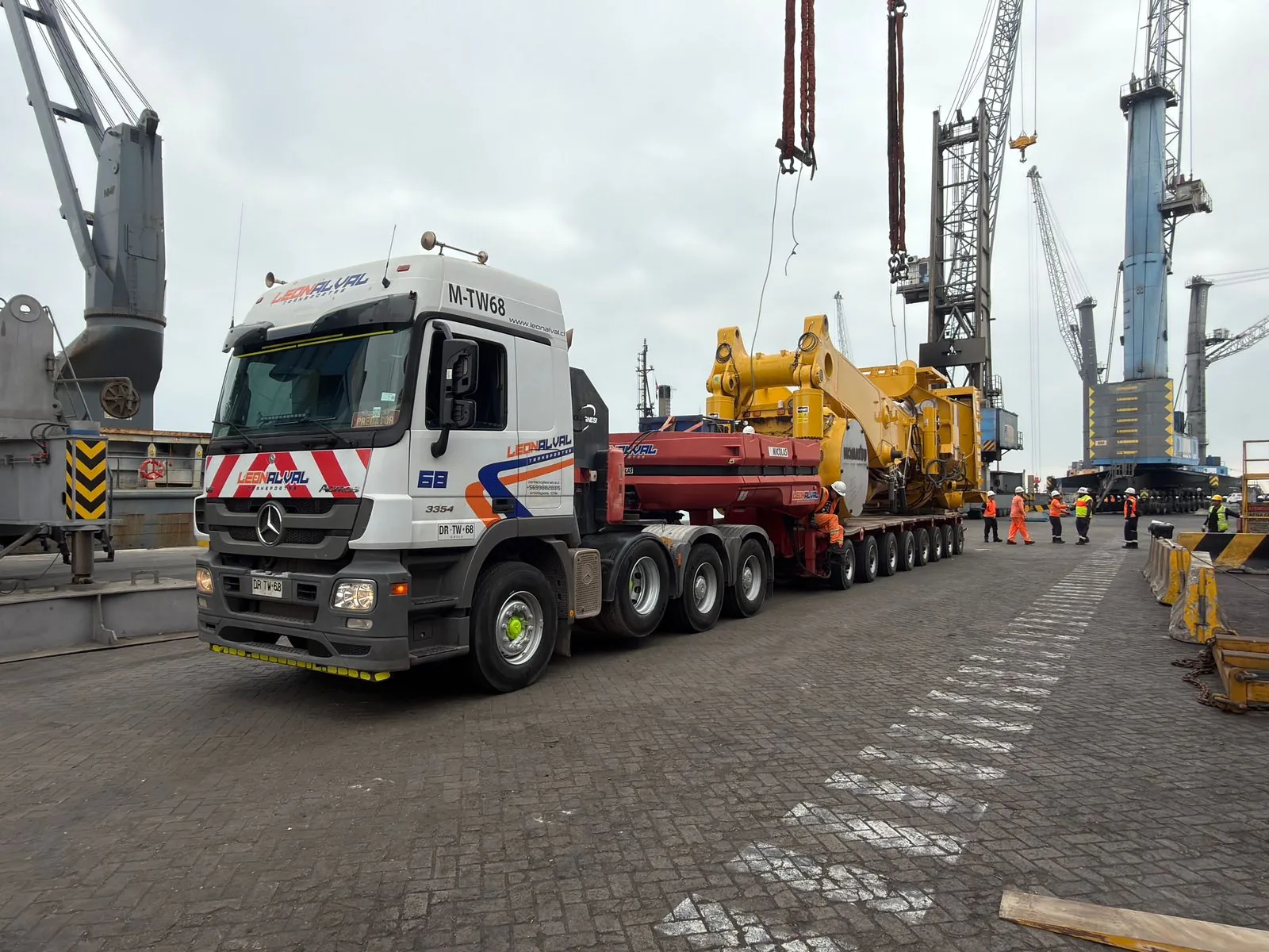 Equipo modular transportando carga pesada en puerto
