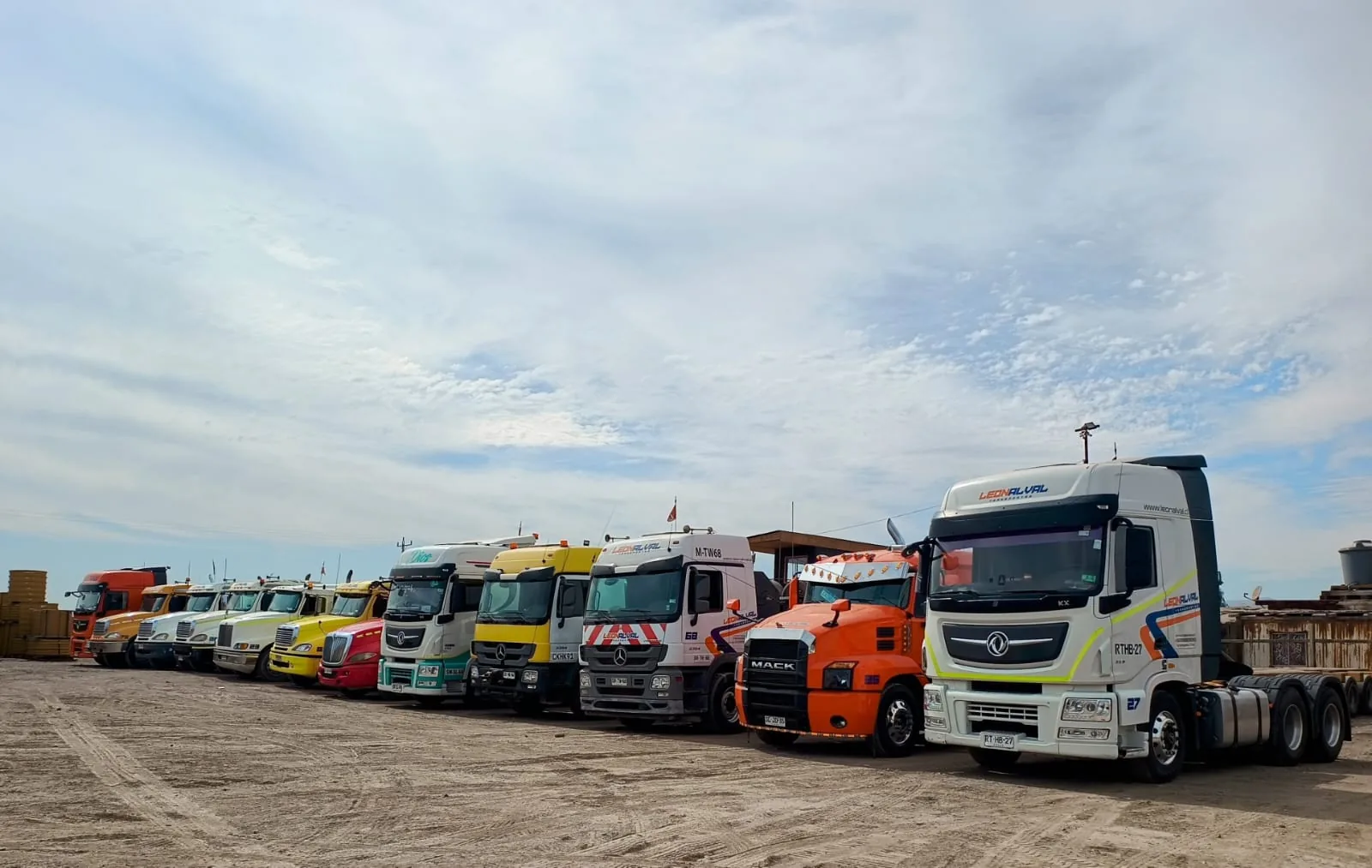 Flota de tractocamiones en patio de Transportes Leonalval