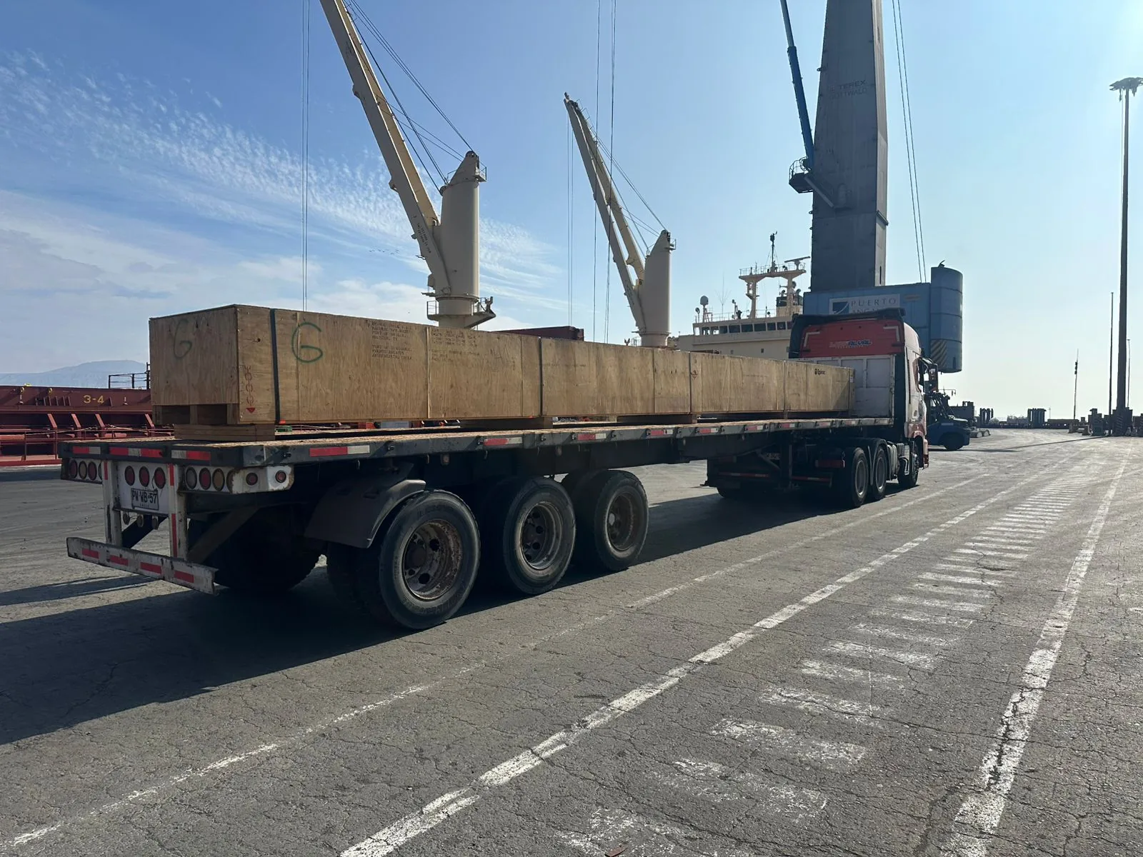 Rampla convencional transportando estructuras en puerto