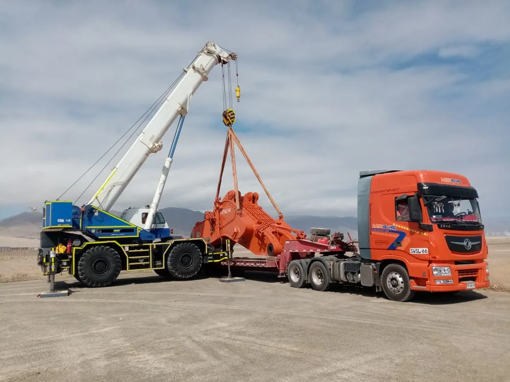 Rampla rebajada drop transportando equipo minero
