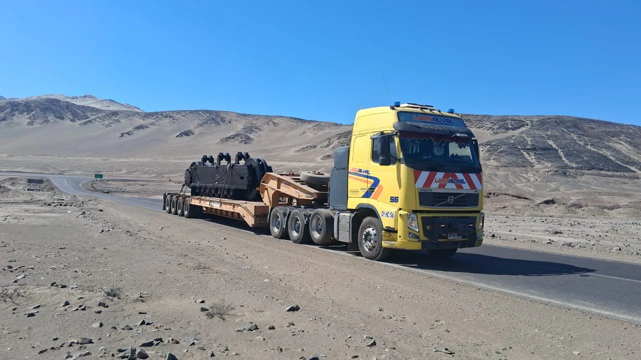 Rampla rebajada drop transportando maquinaria