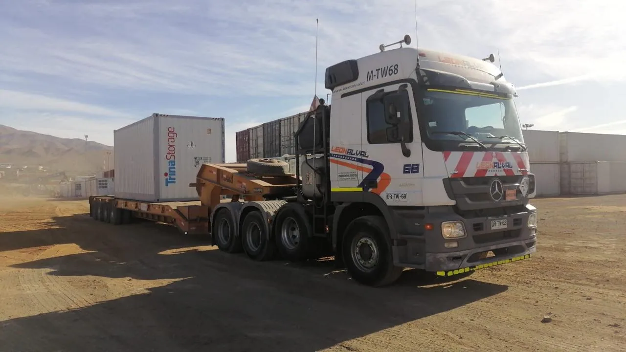 Rampla convencional transportando contenedor industrial
