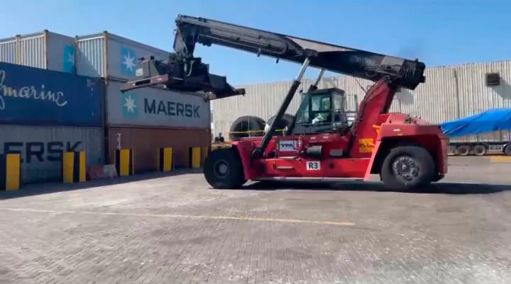 Reach stacker para descarga y movimiento de contenedores