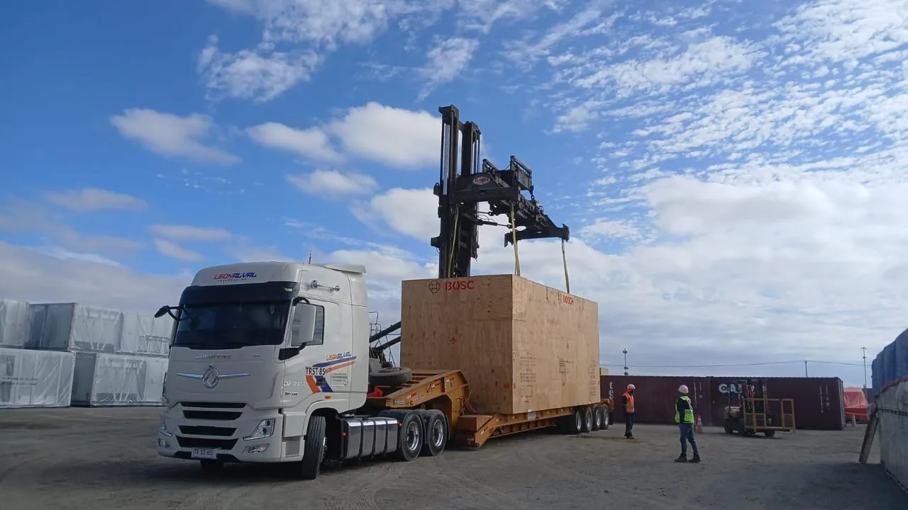 Servicio logístico de descarga con reach stacker