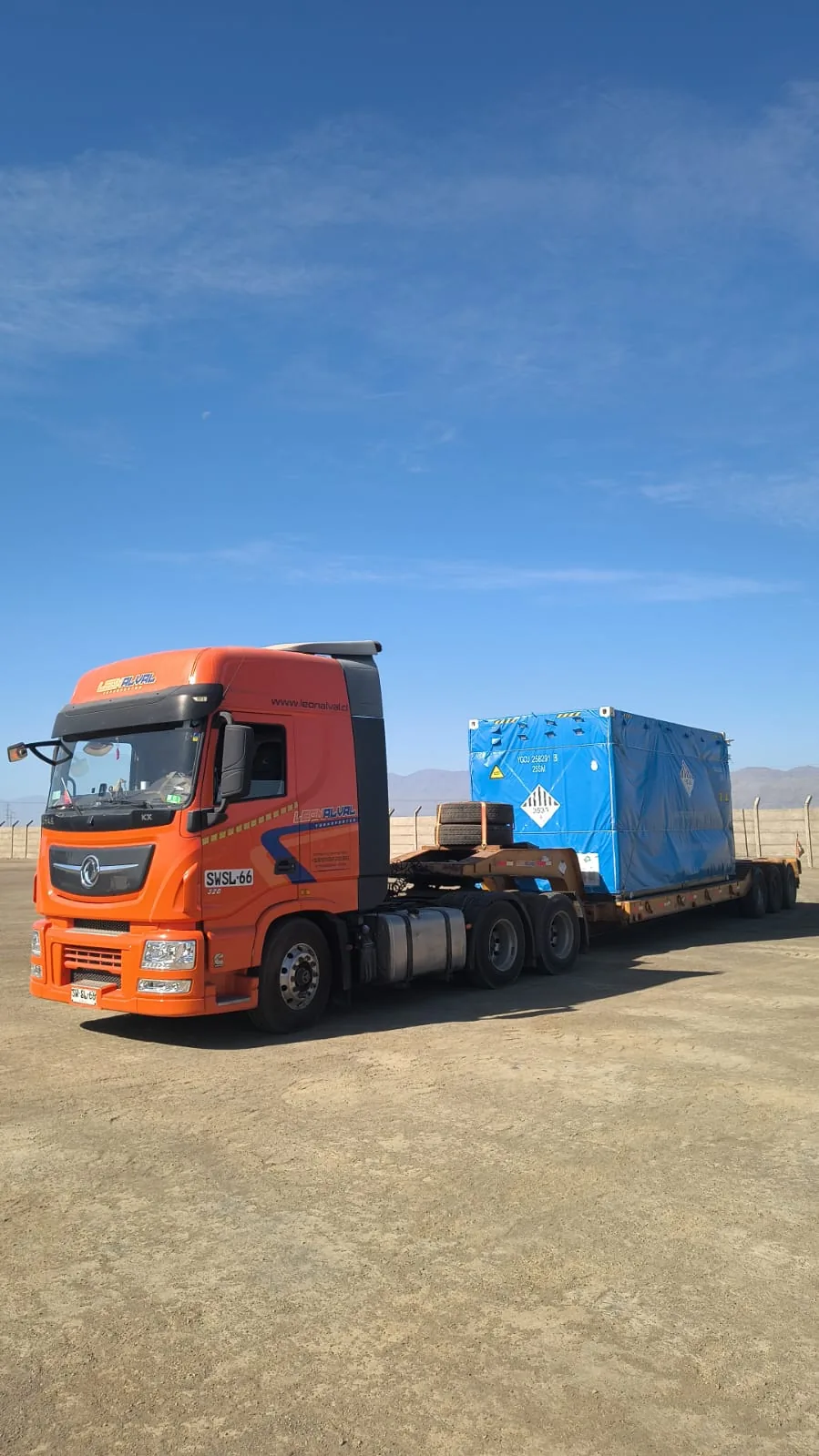Transporte de carga industrial con identificación de riesgo
