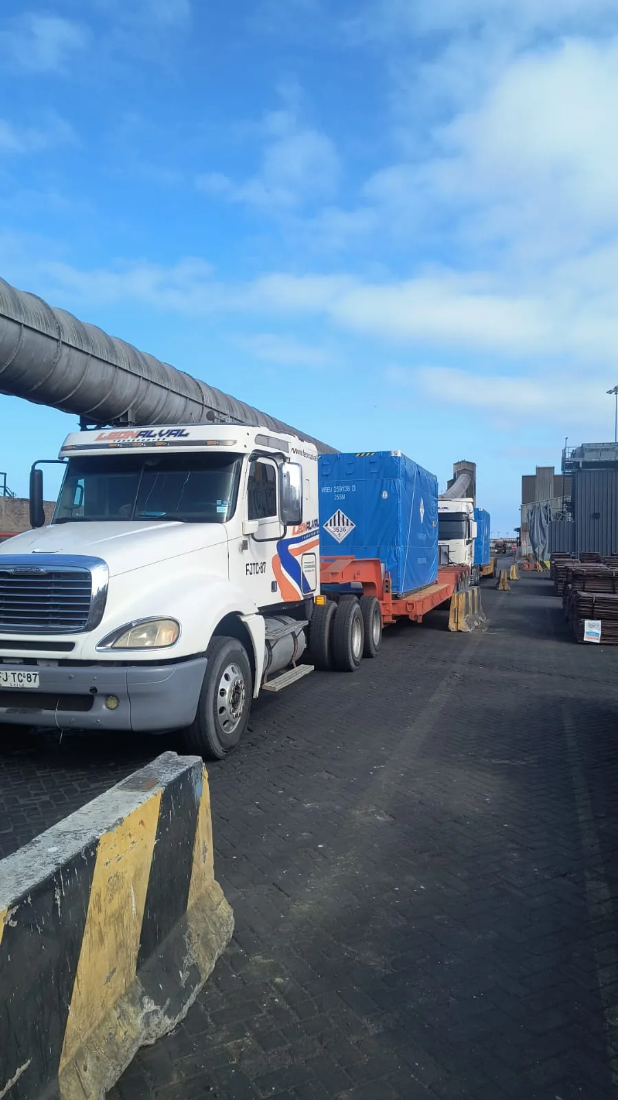 Transporte de módulo industrial con señalética de carga peligrosa
