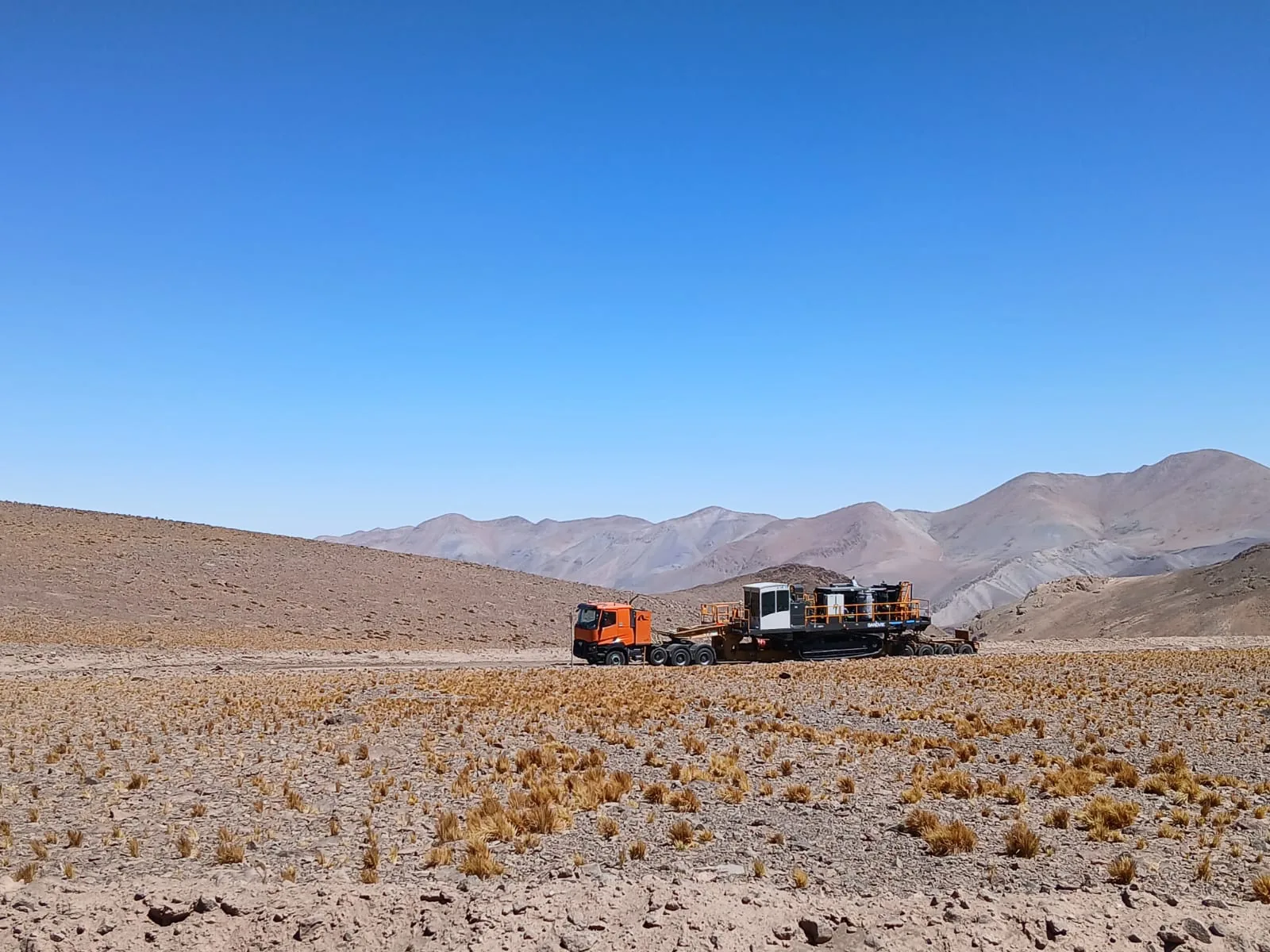 Transporte de carga sobredimensionada en ruta minera