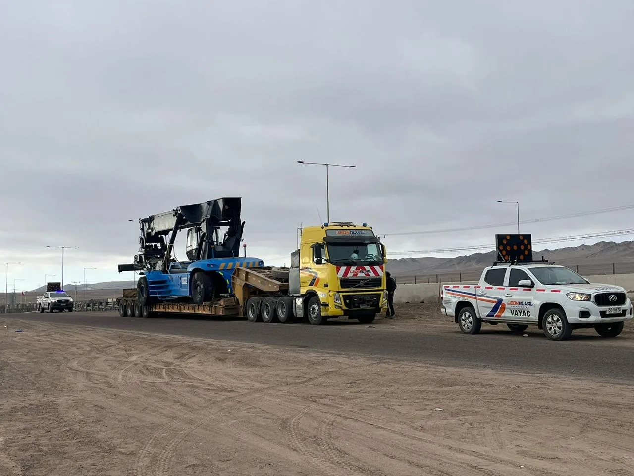 Transporte de equipo reach stacker como carga sobredimensionada