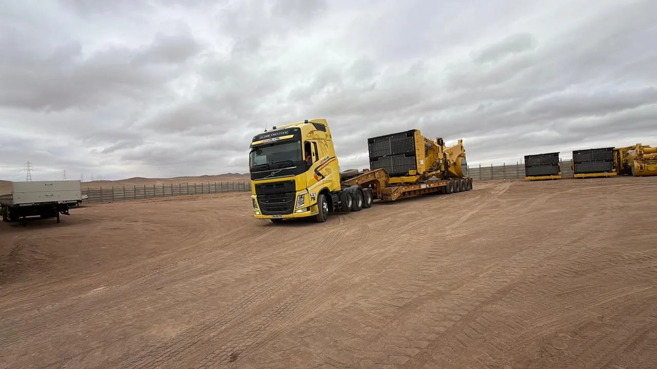 Transporte de maquinaria sobredimensionada en terreno
